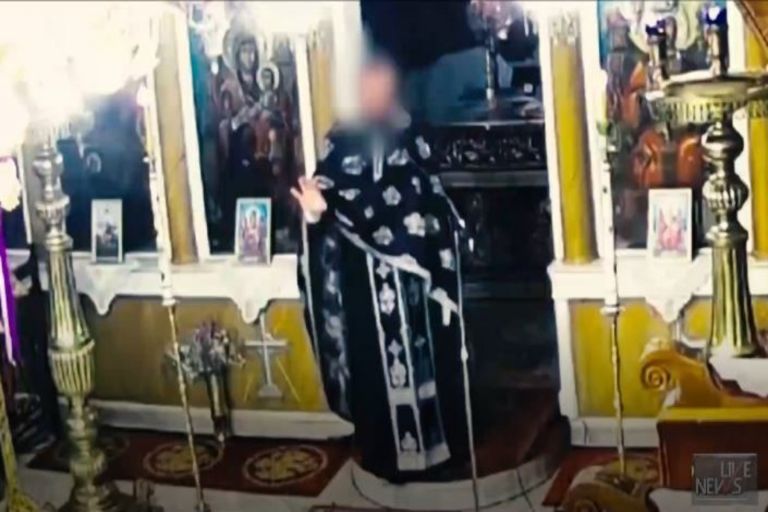 Ιερέας στη Χαλκιδική: Όποιος έχει κάνει εμβόλιο, τεστ κορονοϊού ή φοράει μάσκα δεν θα μπει στην εκκλησία