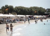 Εμβολιασμοί σε πλαζ: Διευκρινίσεις από το Υπουργείο Υγείας