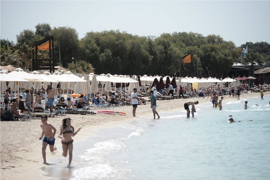Εμβολιασμοί σε πλαζ: Διευκρινίσεις από το Υπουργείο Υγείας