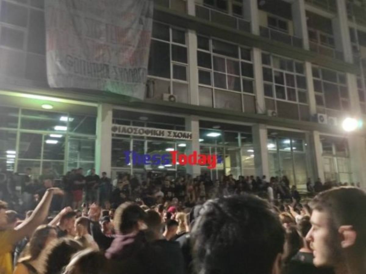 Θεσσαλονίκη: Κορωνοπάρτι με εκατοντάδες άτομα στο ΑΠΘ