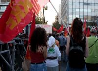 Γιαγιά εμφανίστηκε σε συγκέντρωση του ΚΚΕ με φανέλα ΠΑΣΟΚ