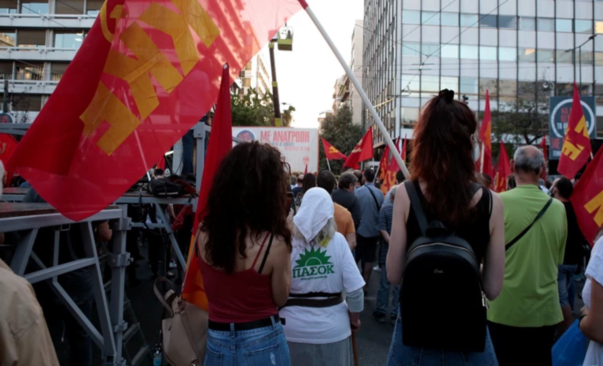 Γιαγιά εμφανίστηκε σε συγκέντρωση του ΚΚΕ με φανέλα ΠΑΣΟΚ