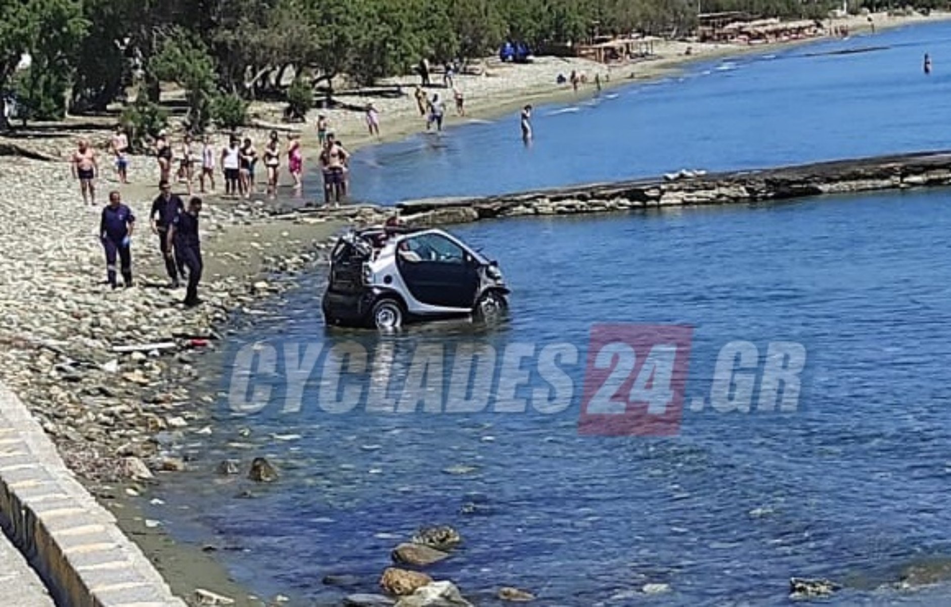 Τήνος: Βούτηξε με το αμάξι στη θάλασσα για να αποφύγει τη σύλληψη