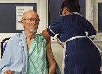 Ουίλιαμ Σαίξπηρ: Πέθανε ο πρώτος άνδρας που έκανε το εμβόλιο κατά του κορονοϊού στη γη