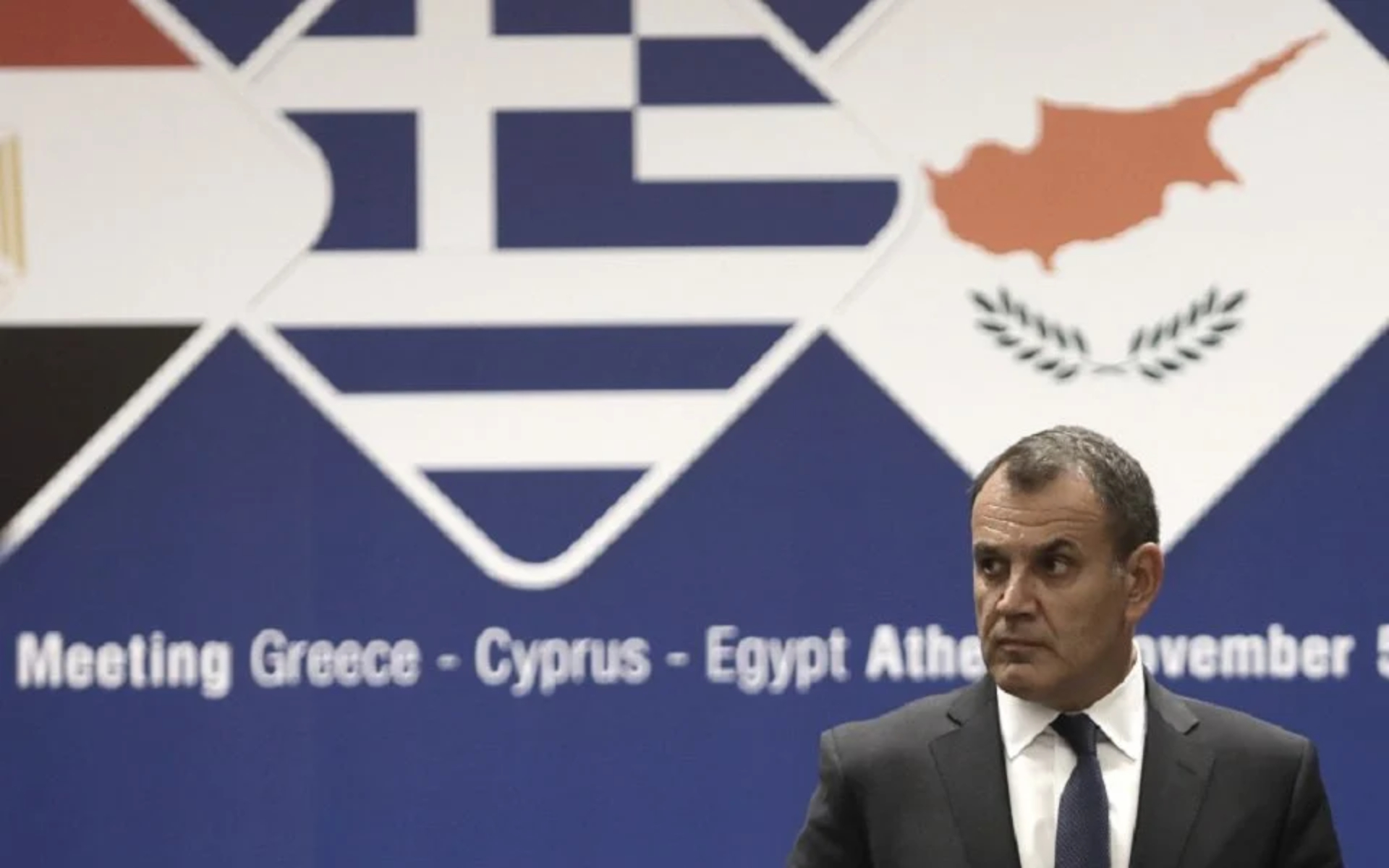 Πίτσες, μπύρες και Ακάρ