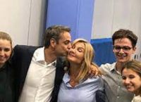 Μαρέβα Μητσοτάκη: Με μπαστούνι στο μνημόσυνο του Κωνσταντίνου Μητσοτάκη