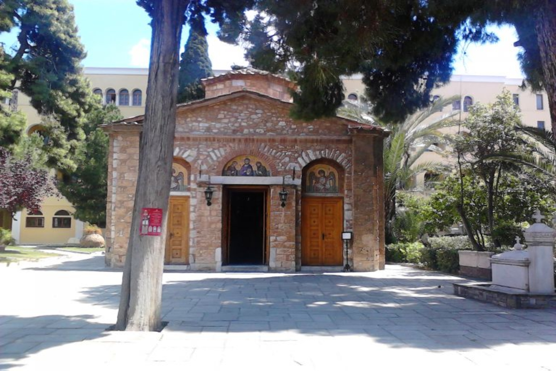 Επίθεση με βιτριόλι: Στο νοσοκομείο για επανέλεγχο παραμένουν 4 Μητροπολίτες