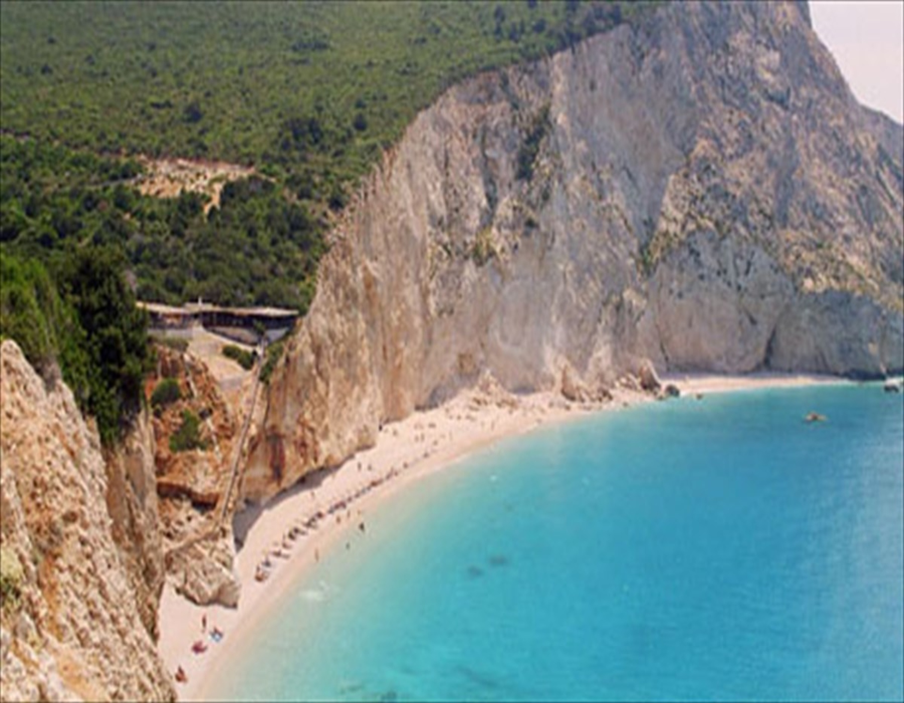 Τρεις παραλίες με εξωγήινο τοπίο σε δημοφιλή νησιά της Ελλάδας