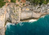 Καταφύγι: Η πιο «άγρια» παραλία της Ελλάδας από ψηλά Καταφύγι: Η πιο «άγρια» παραλία της Ελλάδας από ψηλά