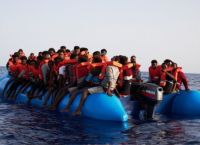 Ερυθρός Σταυρός: Στέλνει ρούχα σε 375 πρόσφυγες στην Κω