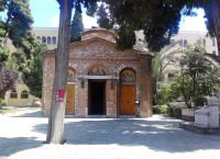Ιερέας έριξε βιτριόλι σε 7 μητροπολίτες στη Μονή Πετράκη Ιερέας έριξε βιτριόλι σε 7 μητροπολίτες στη Μονή Πετράκη
