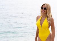 Oι καυτές πόζες της Κωνσταντίνας Σπυροπούλου στην Βουλιαγμένη