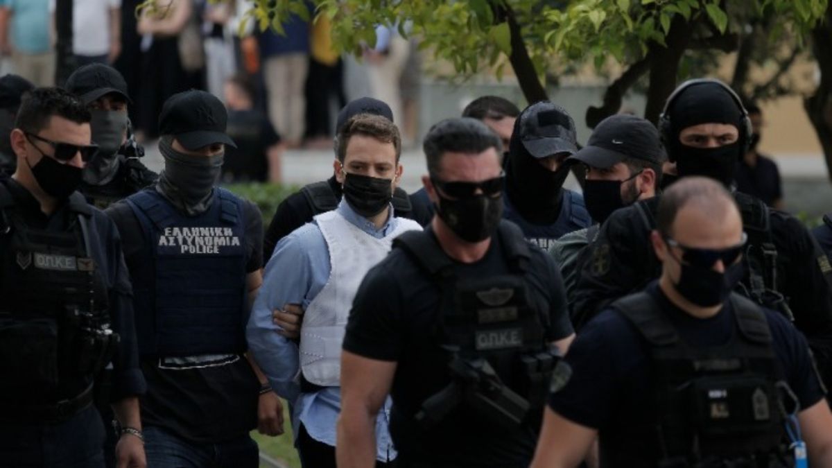 Γλυκά Νερά: Έντονες αποδοκιμασίες κατά τη μεταγωγή του δολοφόνου στον ανακριτή