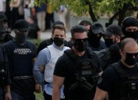 Γλυκά Νερά: Έντονες αποδοκιμασίες κατά τη μεταγωγή του δολοφόνου στον ανακριτή Γλυκά Νερά: Έντονες αποδοκιμασίες κατά τη μεταγωγή του δολοφόνου στον ανακριτή
