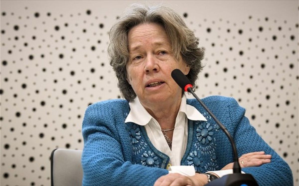 Αθηνά Λινού: Με σημαία του ΠΑΣΟΚ στη συγκέντρωση του Γιώργου Παπανδρέου