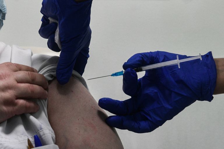 Θρόμβωση εμβόλιο: Επιστήμονες ανακάλυψαν πως προκαλείται
