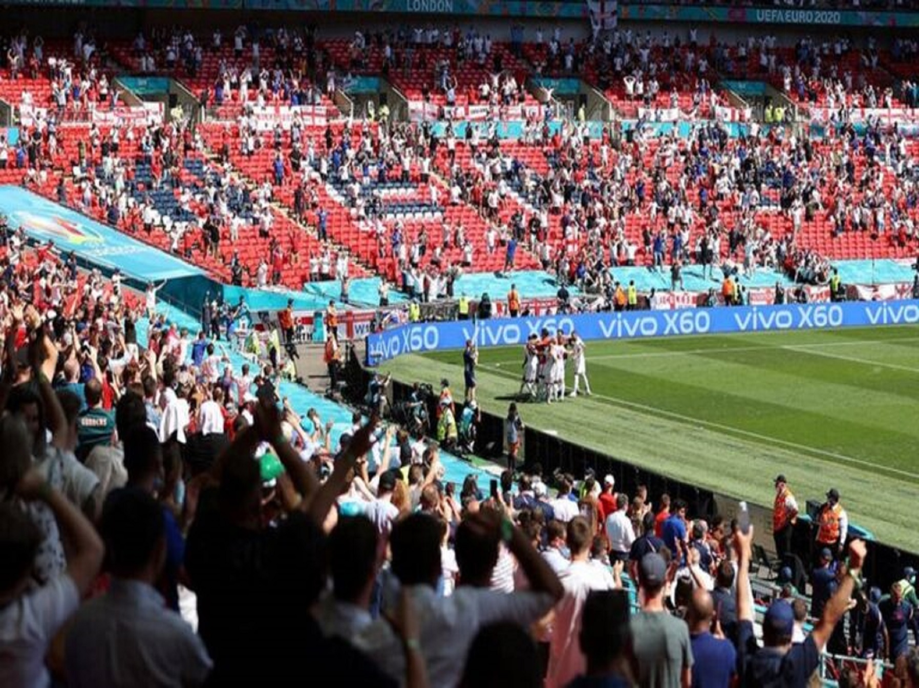 Euro 2020: Oπαδός έπεσε από τις εξέδρες στο Αγγλία – Κροατία και κινδυνεύει η ζωή του