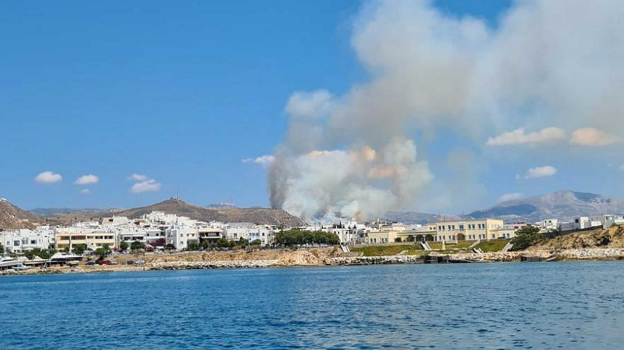 Νάξος: Μεγάλη φωτιά κοντά σε οικισμό