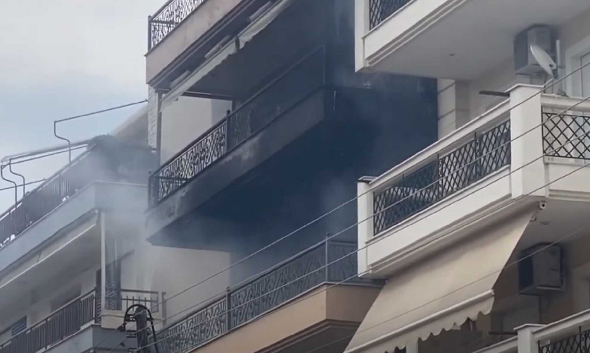 Θεσσαλονίκη: Μεγάλη φωτιά σε διαμέρισμα