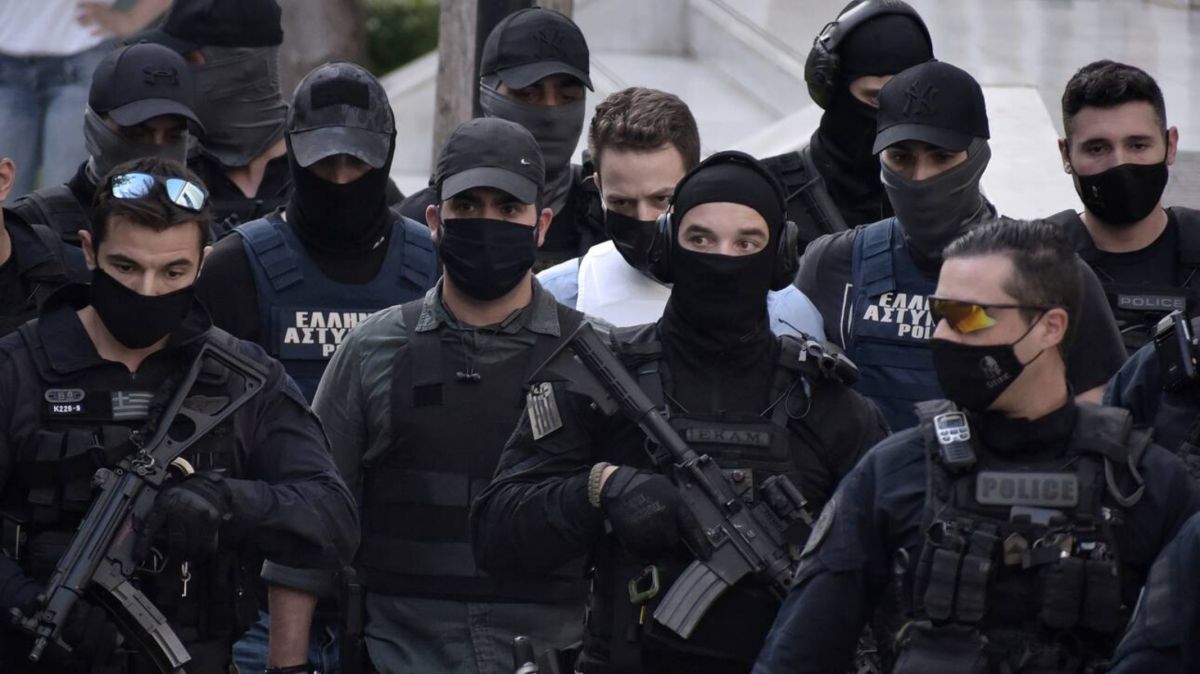 Γλυκά Νερά: Όταν η Καρολάιν κατάλαβε ότι ο Μπάμπης δεν ήταν ο πρίγκιπας του παραμυθιού
