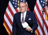 Ρούντι Τζουλιάνι: Δικαστήριο του απαγόρευσε να ασκεί τη δικηγορία