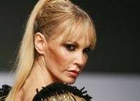 Νατάσα Καλογρίδη: «Την είδε» Μαντόνα και πόζαρε γυμνή με τα κοσμήματά της