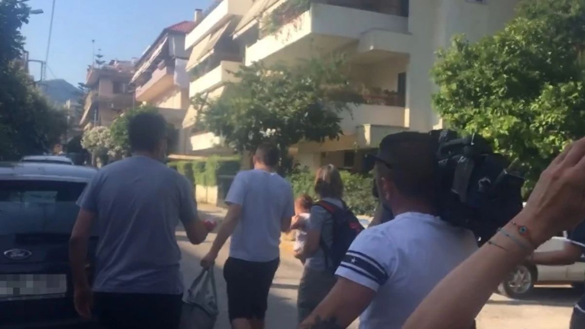 Γλυκά Νερά Λυδία: Η μητέρα του πιλότου παρέδωσε το βρέφος στους γονείς της Καρολάιν
