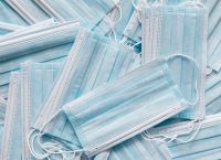 Μάσκα για εμβολιασμένους: Γιατί υπάρχει σύγχυση και τι ισχύει τελικά