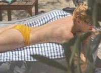 Γνωστή Ελληνίδα ηθοποιός έκανε μπάνιο topless και μείναμε άφωνοι