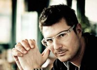 Νίκος Μωραΐτης: Σάλος για το σχόλιο του στιχουργού για Μενδώνη – Παναγιωταρέα