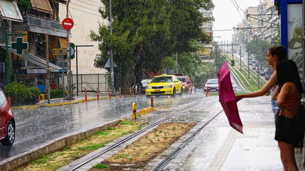 Ξέσπασε μπουρίνι στην Αθήνα