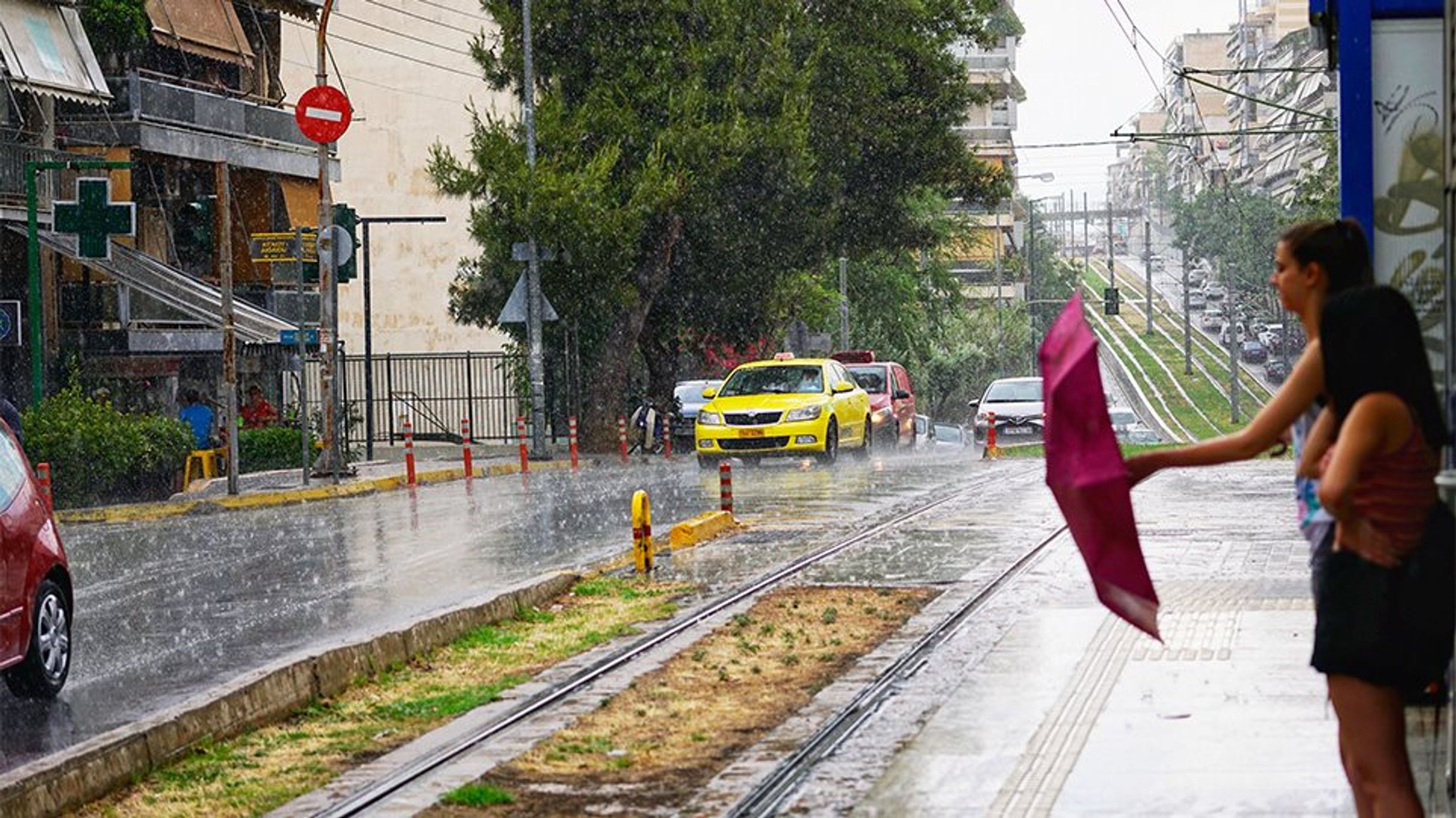 Ξέσπασε μπουρίνι στην Αθήνα