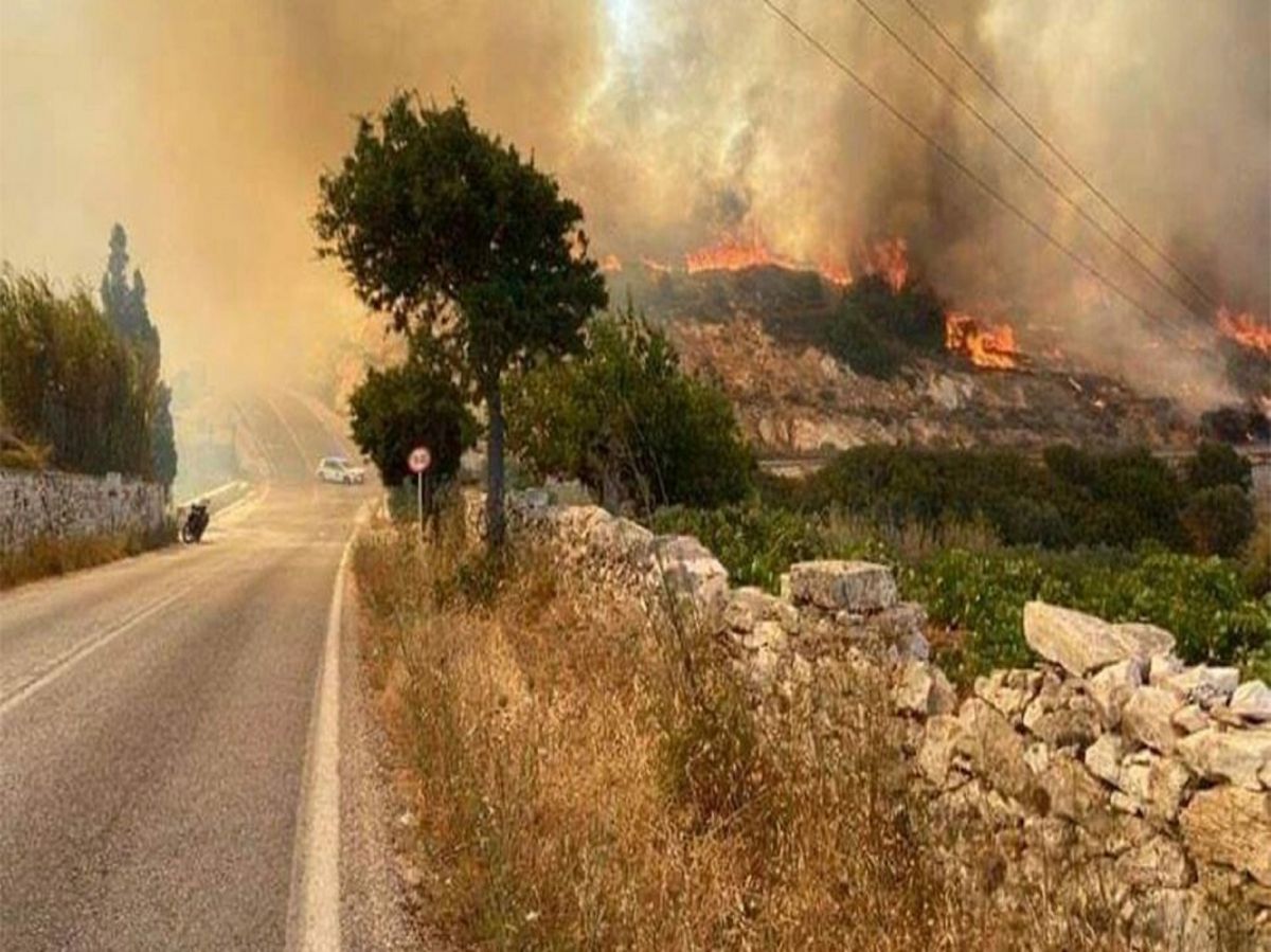 Φωτιά στην Πάρο: Πολλές διάσπαρτες εστίες – απειλούνται κατοικίες