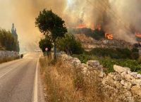 Φωτιά στην Πάρο: Πολλές διάσπαρτες εστίες – απειλούνται κατοικίες