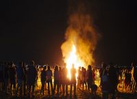 Γλυφάδα: Φωτιά σε ομπρέλες και πέτρες σε πυροσβέστες Γλυφάδα: Φωτιά σε ομπρέλες και πέτρες σε πυροσβέστες