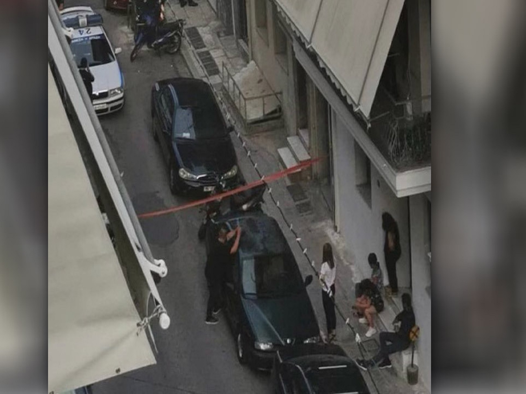 Πετράλωνα: Η ΕΛΑΣ πολιορκεί το σπίτι βιαστή