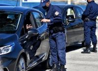 Παραβάσεις μέτρων: 240 πρόστιμα και 3 συλλήψεις Παραβάσεις μέτρων: 240 πρόστιμα και 3 συλλήψεις