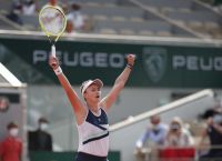 Roland Garros: Απέκλεισε τη Μαρία Σάκκαρη και σήκωσε την κούπα η Κρεϊτσίκοβα Roland Garros: Απέκλεισε τη Μαρία Σάκκαρη και σήκωσε την κούπα η Κρεϊτσίκοβα
