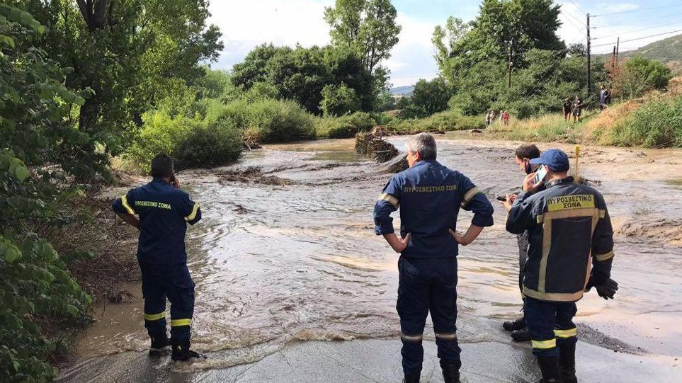 Θεσσαλονίκη: Νεκρός άνδρας από την κακοκαιρία – Το όχημά του παρασύρθηκε από τα νερά