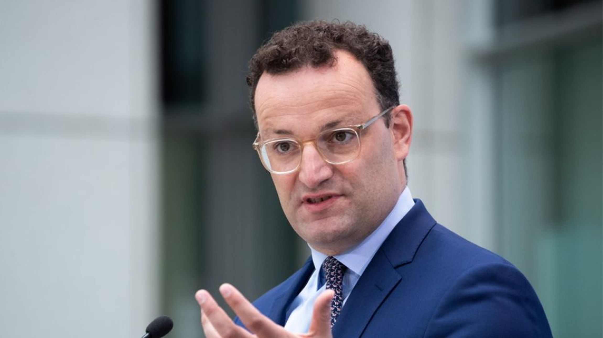 Γενς Σπαν: Εμπλοκή σε σκάνδαλο με άχρηστες μάσκες