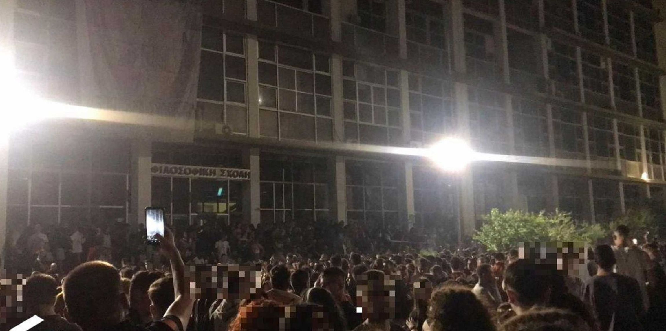 Κορωνοπάρτι ΑΠΘ: Συνωστισμός με εκατοντάδες άτομα