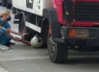 Σοκαριστικό τροχαίο στη Πάτρα: Οδηγός μηχανής σφηνώθηκε κάτω από φορτηγό