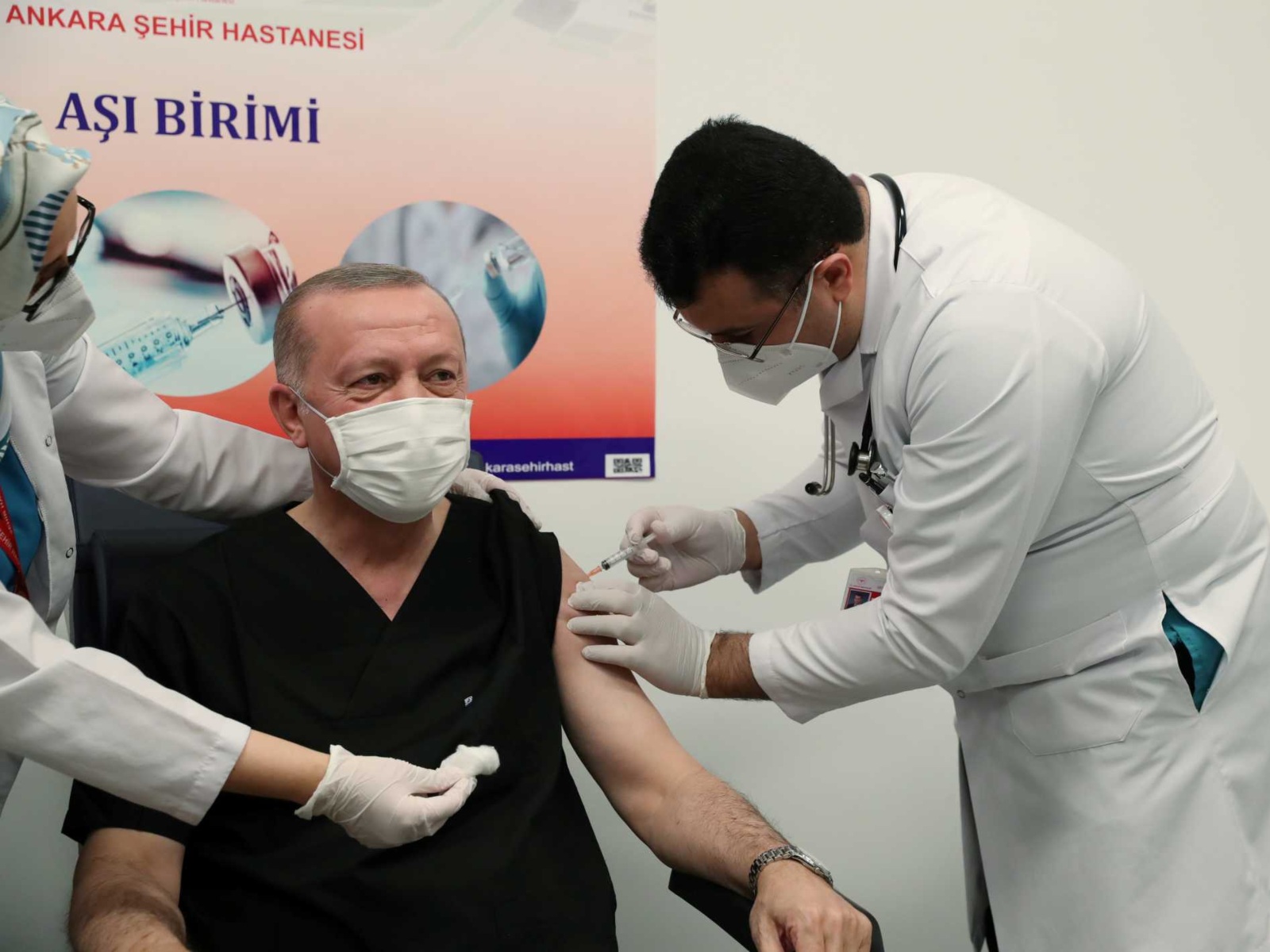 Ερντογάν: Έλαβε την τρίτη δόση εμβολίου και προκάλεσε αντιδράσεις