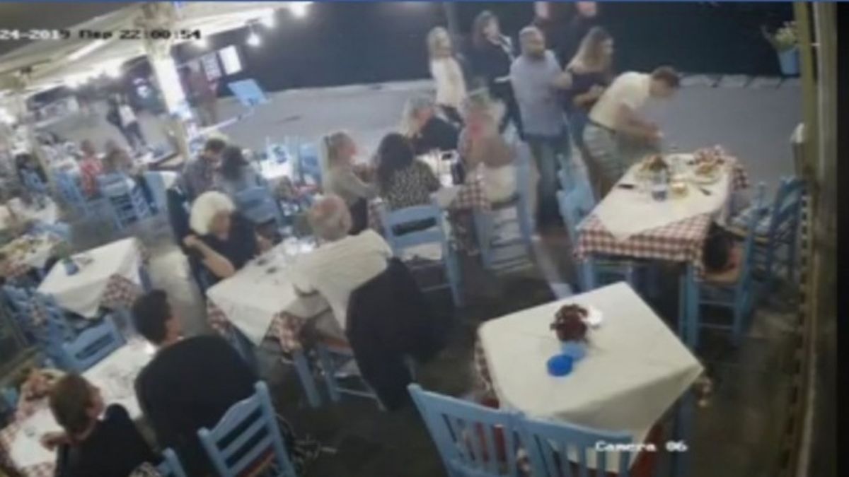 Χανιά: Διεθνές βραβείο σε σερβιτόρο που έσωσε τουρίστα από πνιγμό