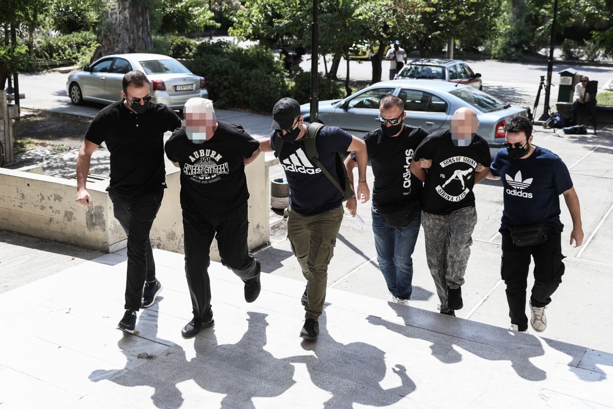Έγκλημα Ηλιούπολη: Σωρεία κακουργημάτων σε βάρος του αστυνομικού και του πατέρα της 18χρονης