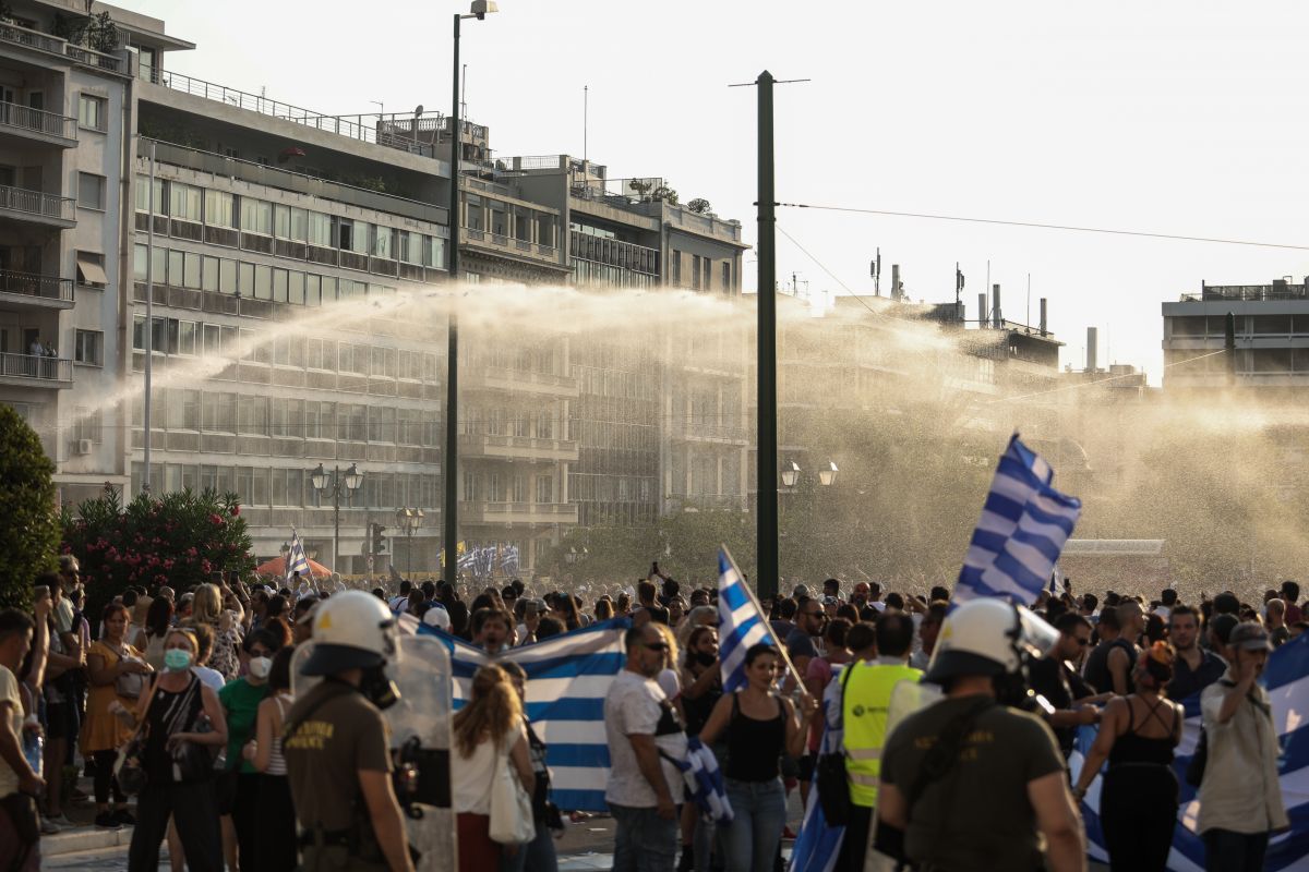 Αντιεμβολιαστές: Χημικά και ρίψεις νερού στη συγκέντρωση