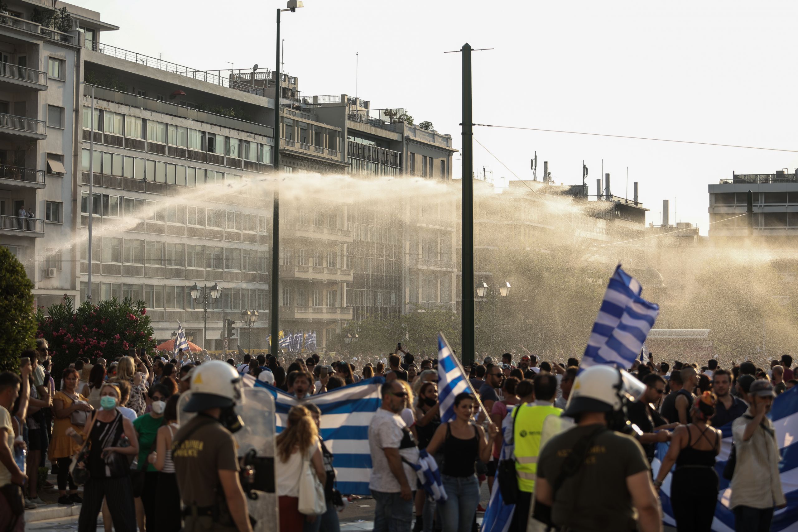 Αντιεμβολιαστές: Χημικά και ρίψεις νερού στη συγκέντρωση