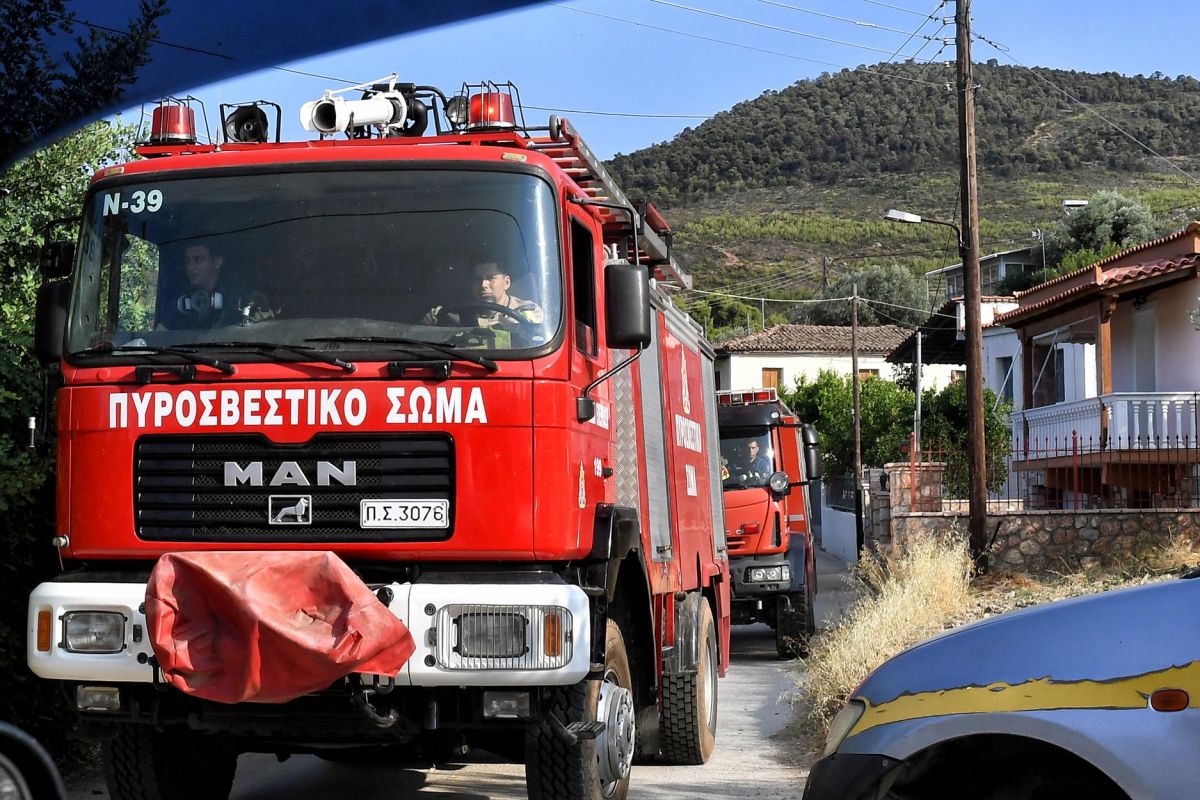 Φωτιά στη Νάουσα της Πάρου – Απειλούνται σπίτια