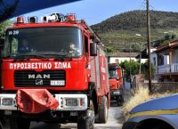 Φωτιά στη Νάουσα της Πάρου – Απειλούνται σπίτια