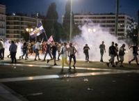 Σύνταγμα: 25 προσαγωγές για τα επεισόδια στη συγκέντρωση των αντιεμβολιαστών Σύνταγμα: 25 προσαγωγές για τα επεισόδια στη συγκέντρωση των αντιεμβολιαστών